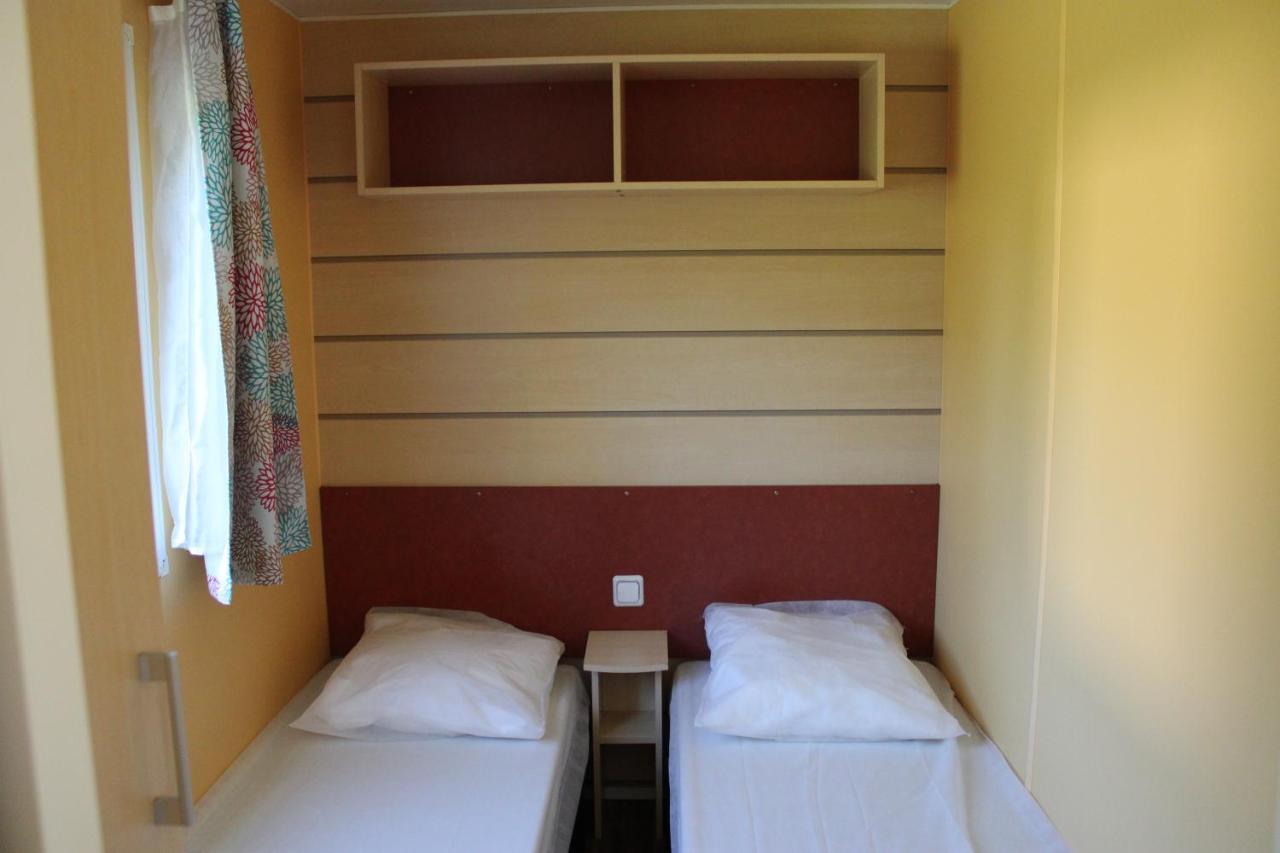 Camping Familial Paisible Avec Piscine, Mobil Home , Chalet, Studio & Emplacement Nue Casties-Labrande Bagian luar foto