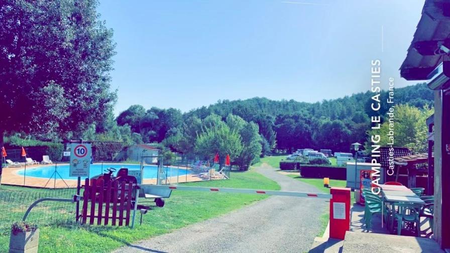 Camping Familial Paisible Avec Piscine, Mobil Home , Chalet, Studio & Emplacement Nue Casties-Labrande Bagian luar foto