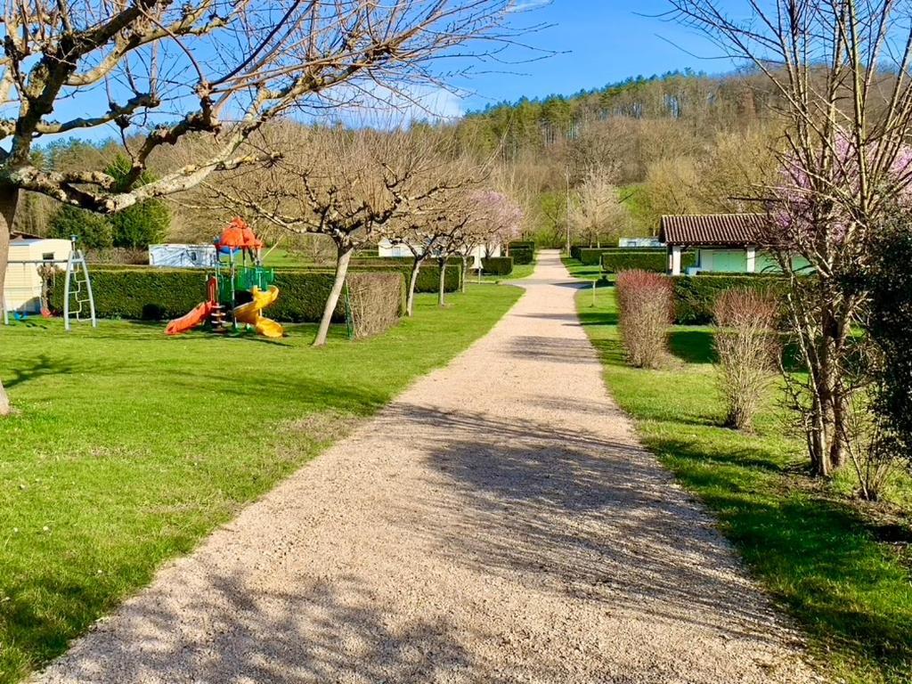 Camping Familial Paisible Avec Piscine, Mobil Home , Chalet, Studio & Emplacement Nue Casties-Labrande Bagian luar foto
