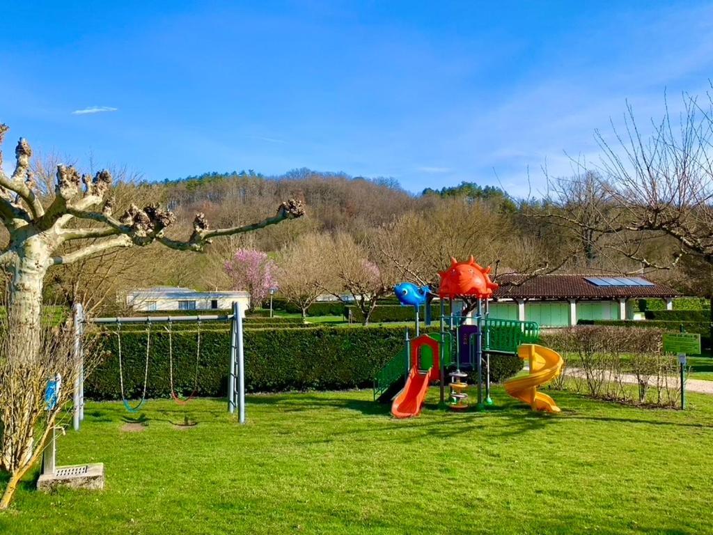 Camping Familial Paisible Avec Piscine, Mobil Home , Chalet, Studio & Emplacement Nue Casties-Labrande Bagian luar foto