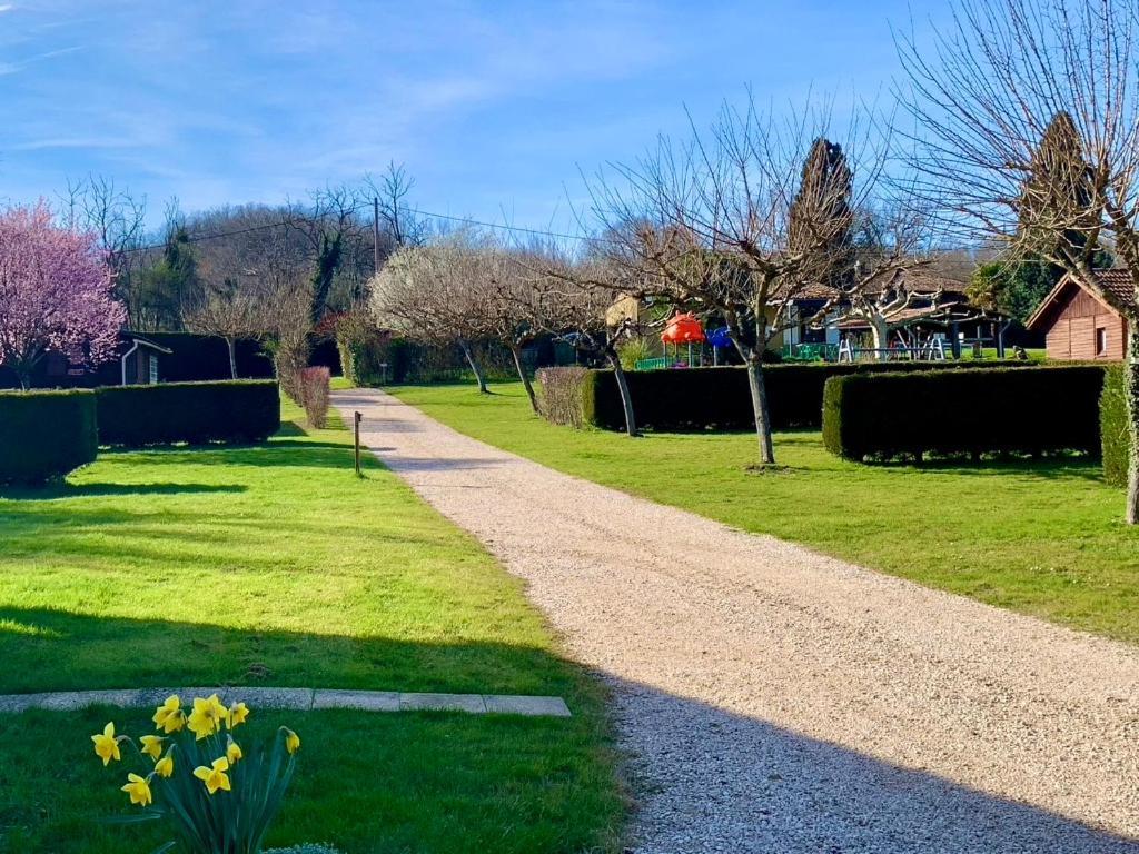 Camping Familial Paisible Avec Piscine, Mobil Home , Chalet, Studio & Emplacement Nue Casties-Labrande Bagian luar foto