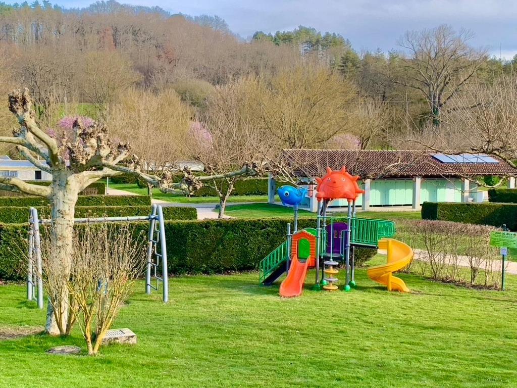 Camping Familial Paisible Avec Piscine, Mobil Home , Chalet, Studio & Emplacement Nue Casties-Labrande Bagian luar foto
