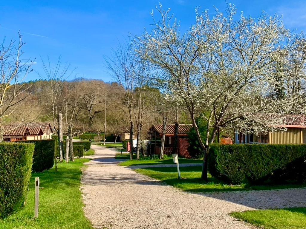 Camping Familial Paisible Avec Piscine, Mobil Home , Chalet, Studio & Emplacement Nue Casties-Labrande Bagian luar foto