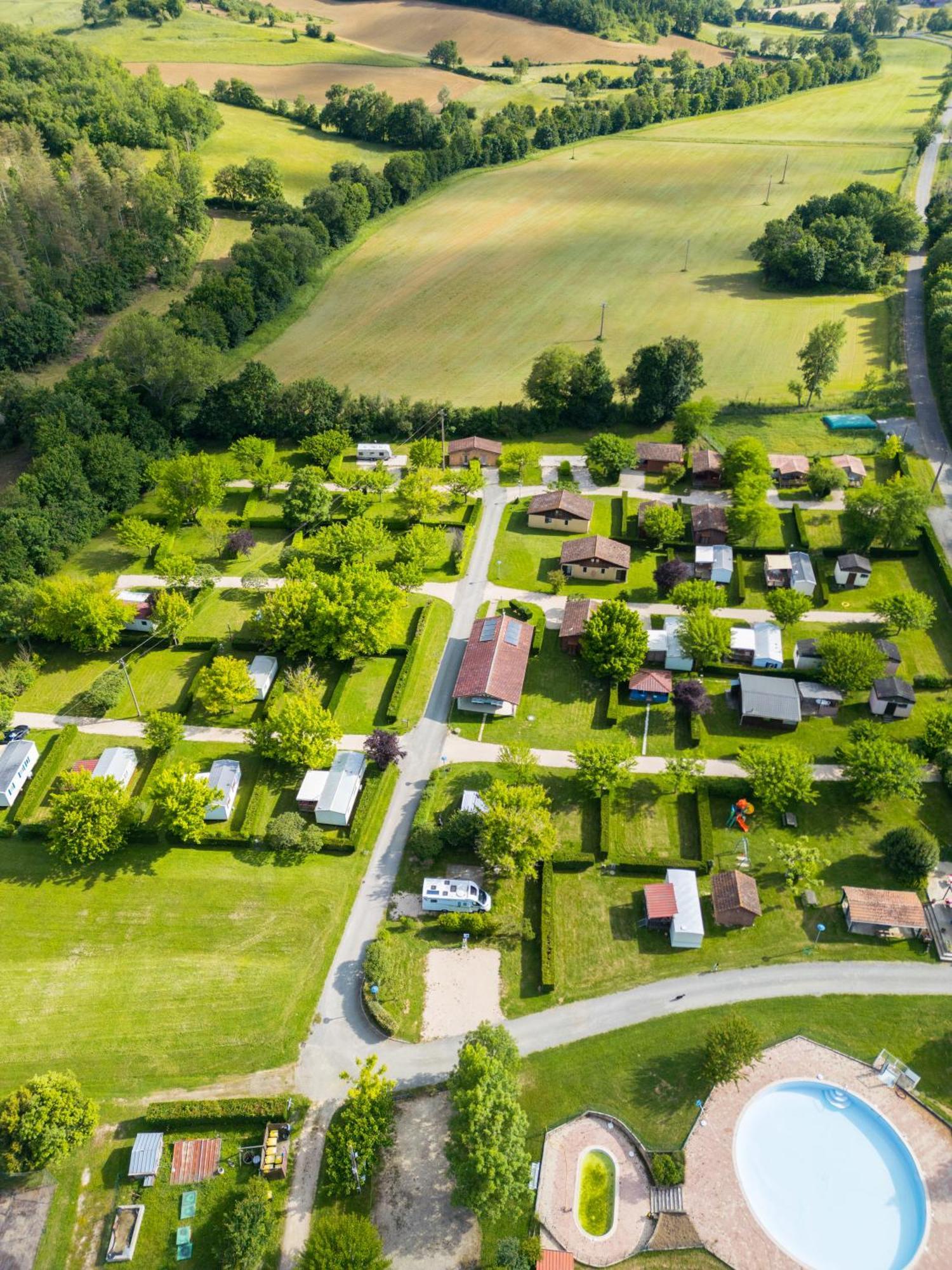 Camping Familial Paisible Avec Piscine, Mobil Home , Chalet, Studio & Emplacement Nue Casties-Labrande Bagian luar foto