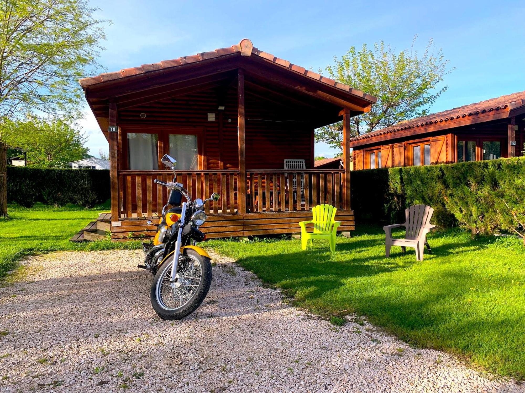 Camping Familial Paisible Avec Piscine, Mobil Home , Chalet, Studio & Emplacement Nue Casties-Labrande Bagian luar foto