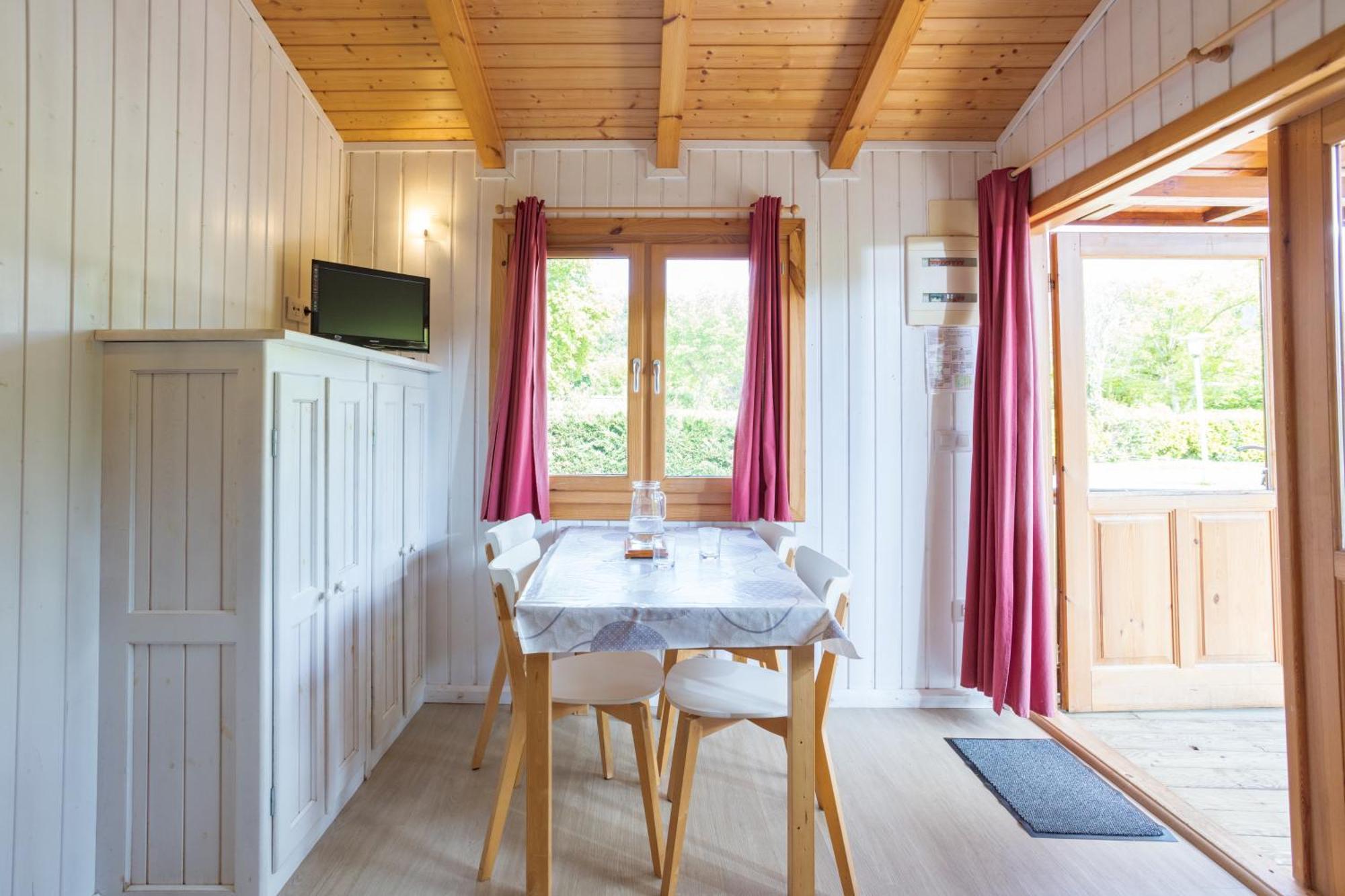 Camping Familial Paisible Avec Piscine, Mobil Home , Chalet, Studio & Emplacement Nue Casties-Labrande Bagian luar foto