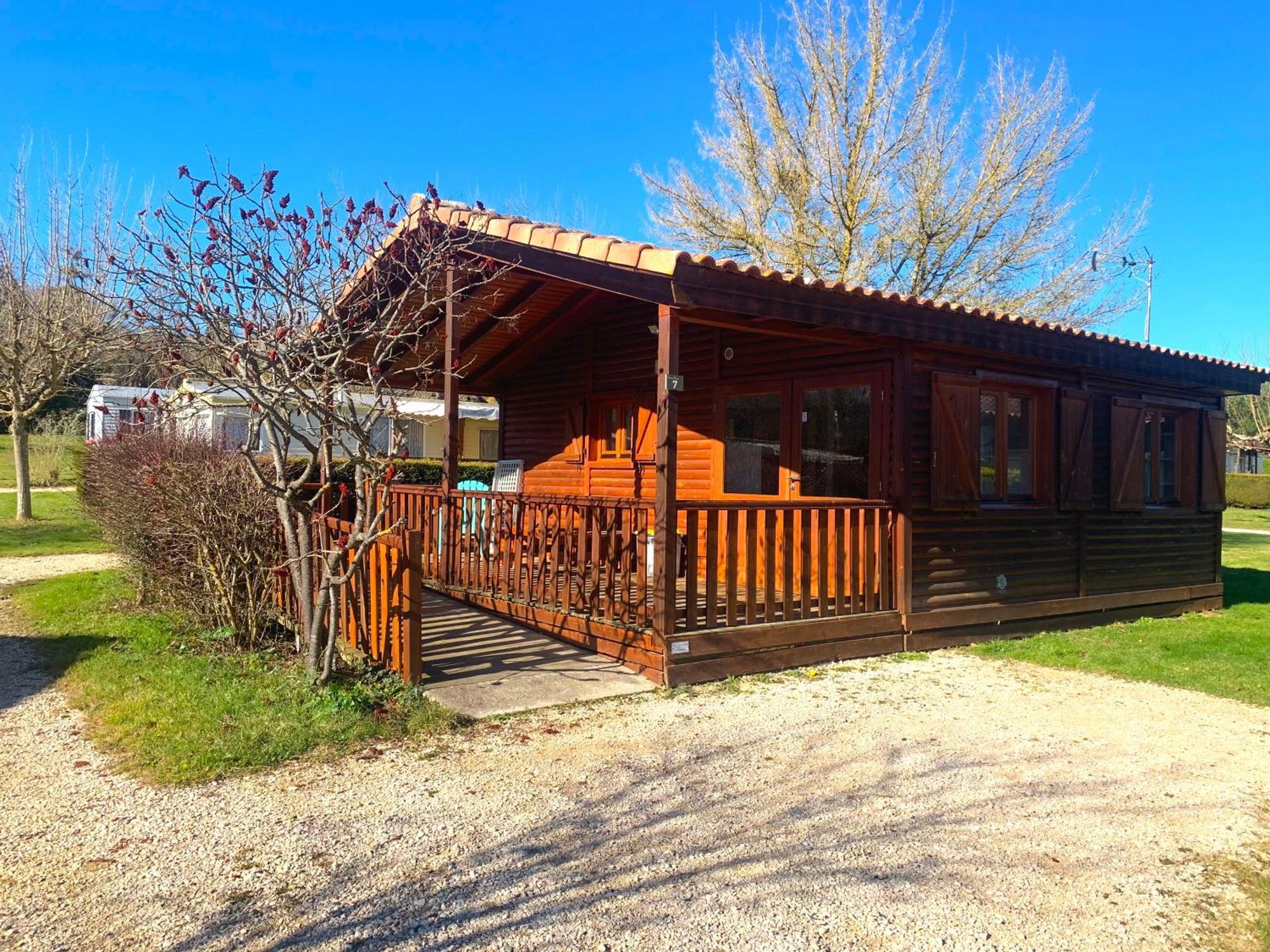 Camping Familial Paisible Avec Piscine, Mobil Home , Chalet, Studio & Emplacement Nue Casties-Labrande Bagian luar foto