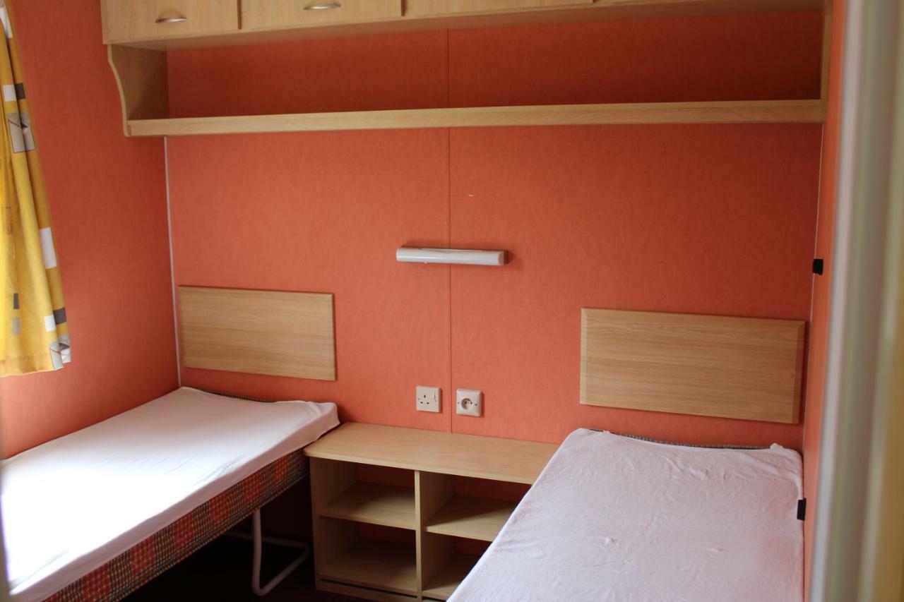 Camping Familial Paisible Avec Piscine, Mobil Home , Chalet, Studio & Emplacement Nue Casties-Labrande Bagian luar foto